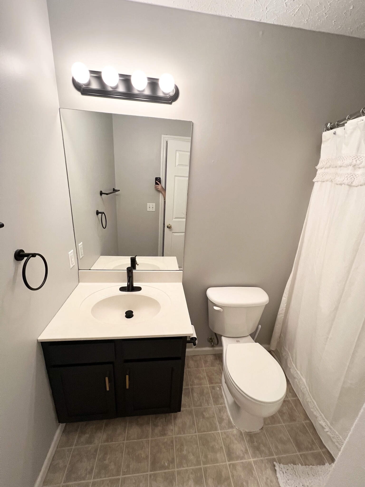 Upstairs 1st bathroom - 20 Sunridge Dr