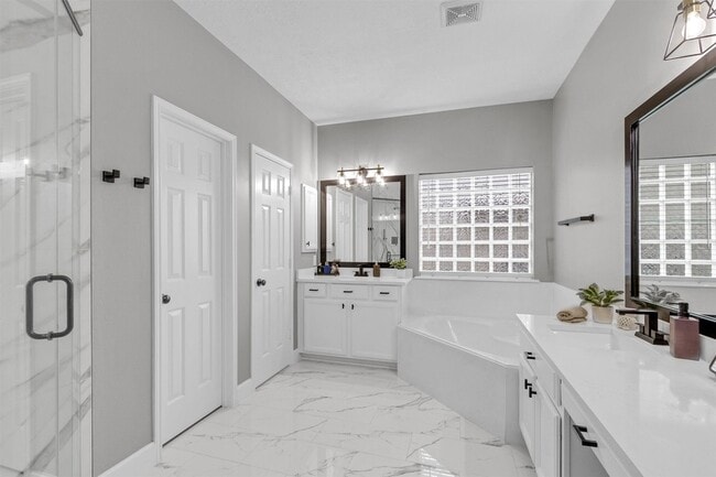 Building Photo - 3002 E Lake Falls Cir