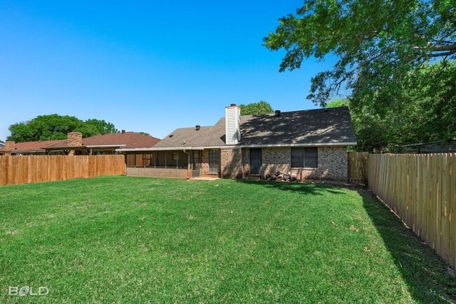 Building Photo - 2542 Spruce Dr