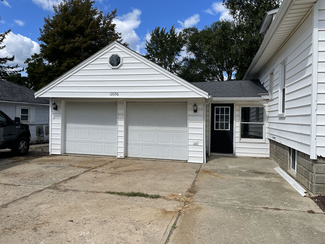 2 car garage with mud room! - 12056 Elm St