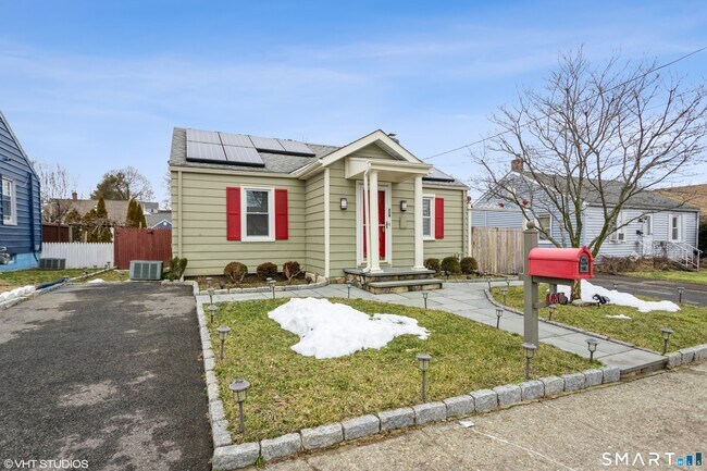 Building Photo - 680 Queen St