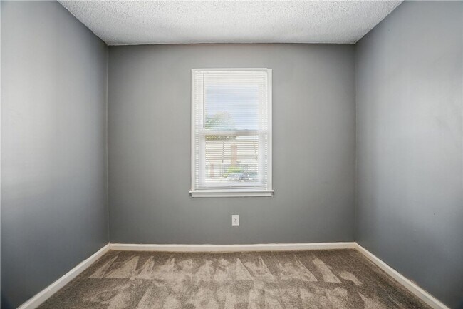 Building Photo - Stylish Townhouse in Prime VA Beach Location!