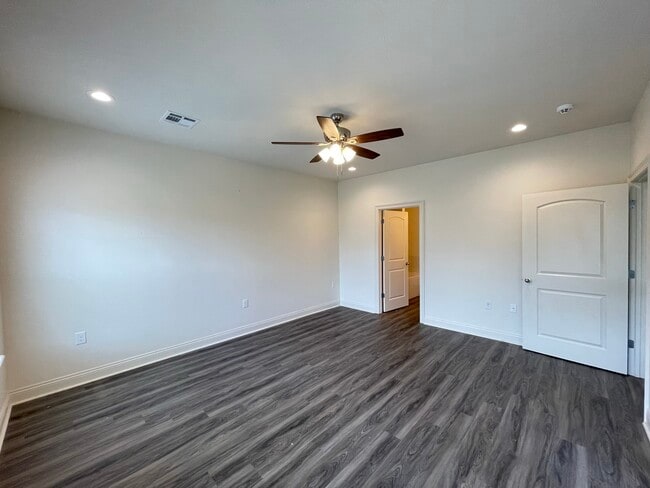 Building Photo - 562 Oneal St