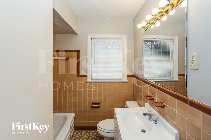 Building Photo - 3900 Hermitage Dr