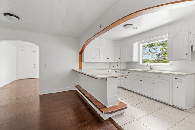 Building Photo - Beautifully Renovated 4 Bedroom 2 Bath Hom...