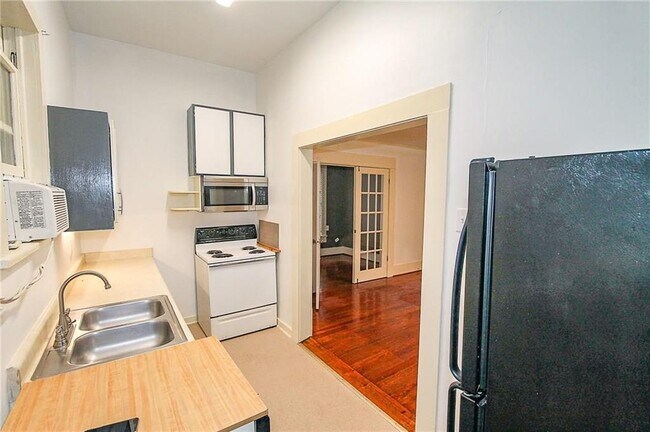 Building Photo - 1300 E Cesar Chavez St