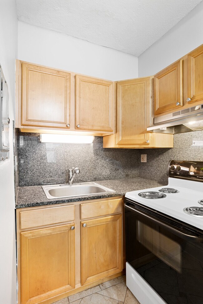 Building Photo - 4520 N Clarendon Ave