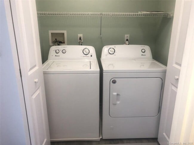 Building Photo - 560 Silver Sands Rd