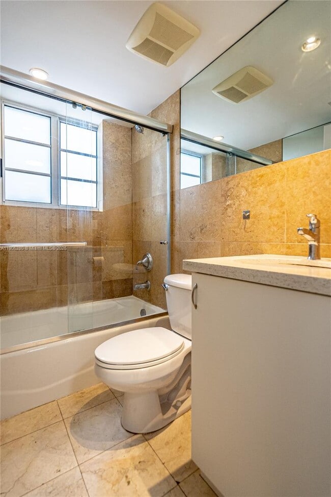 Building Photo - 2425 Flamingo Pl