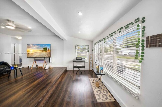 Building Photo - 600 SW 10th St