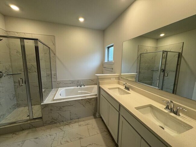 Building Photo - MOVE IN SPECIAL for Clift Farm home WITH F...