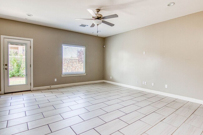 Building Photo - Eastside Beautiful 3 bed/2 baths