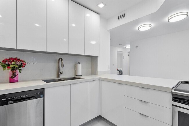 Building Photo - 1980 S Ocean Dr