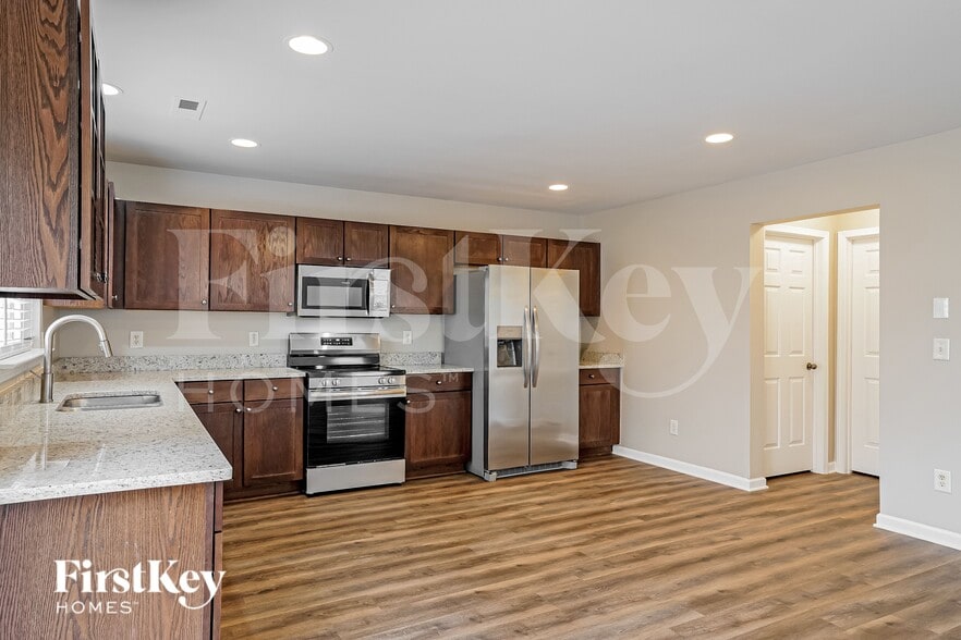 Building Photo - 204 Hillview Dr