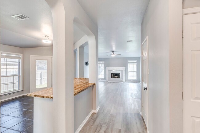 Building Photo - 113 W Deer Horn Pass