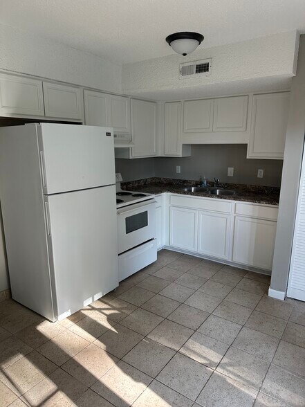 Kitchen - 1044 Pembroke Oak Grove Rd