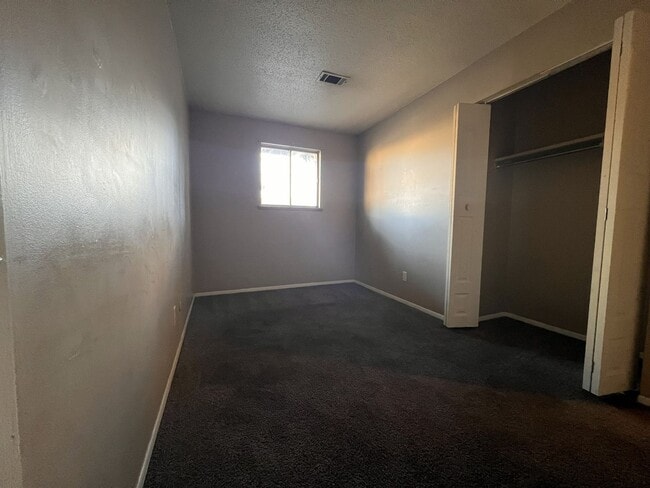 Building Photo - Lower Level 2 Bedroom Apartment