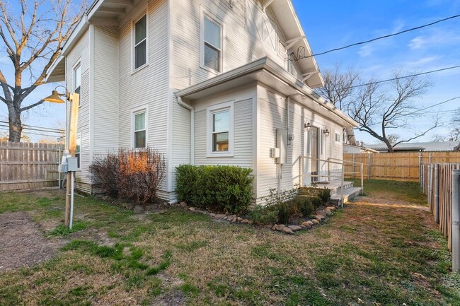 Building Photo - 915 N Center St