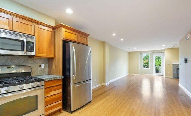 Building Photo - Energy-efficient townhome in the desirable community of Crown Hill is ready to be loved!