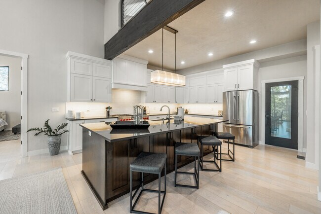 Building Photo - 255 Matterhorn Dr