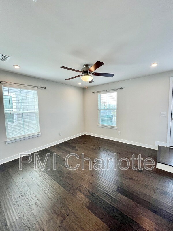 Building Photo - 240 Parkwood Ave