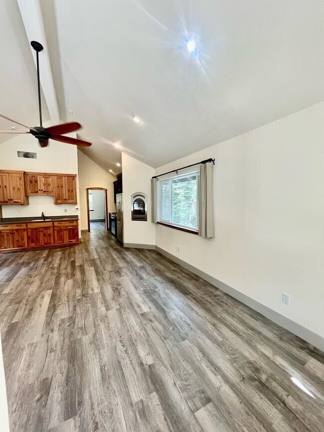 Building Photo - 10375 Laurentian Way