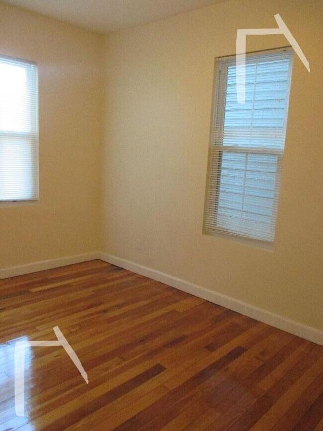 Building Photo - Nicely renovated 3 bed next to Brookline Village.