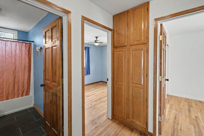 Building Photo - 305 Mesa Dr