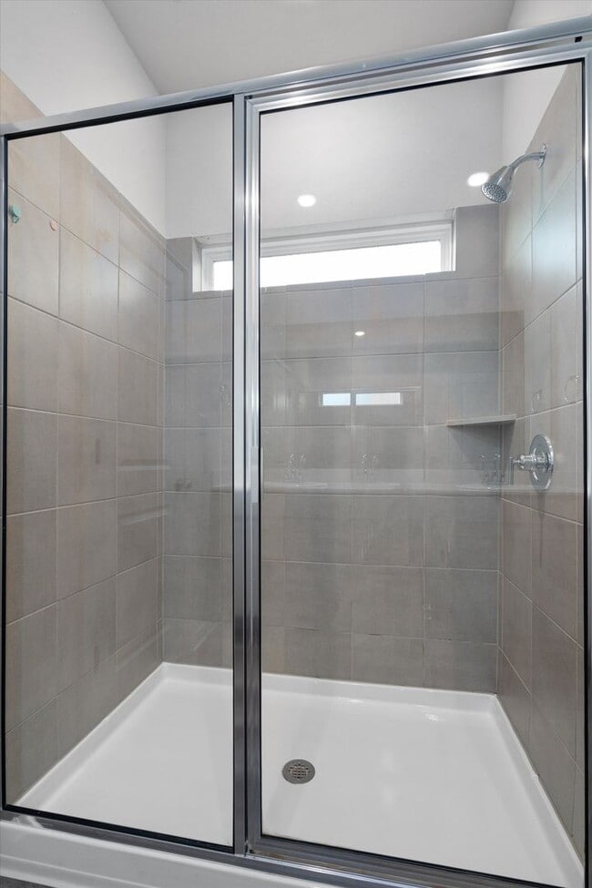 Building Photo - Huge 5-Bedroom Home for Lease in South Austin