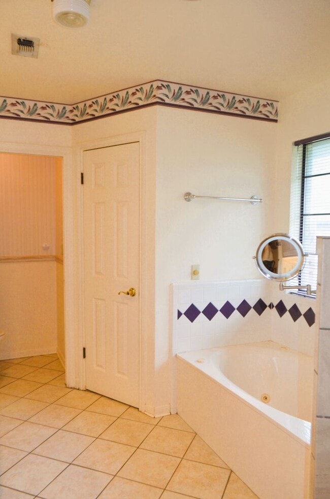 Building Photo - Country setting... on 2.69 acres!