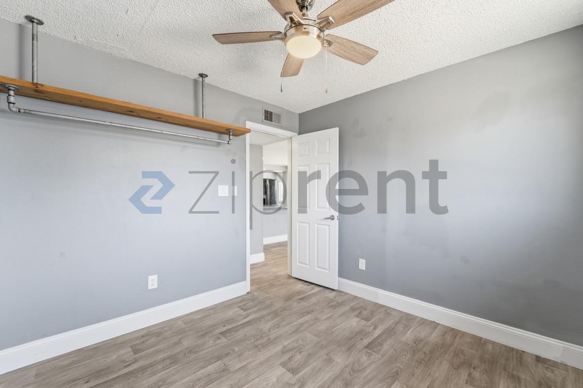 Building Photo - Unit