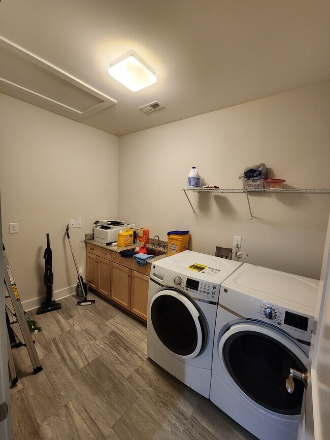 Building Photo - 2039 Cartier Wy