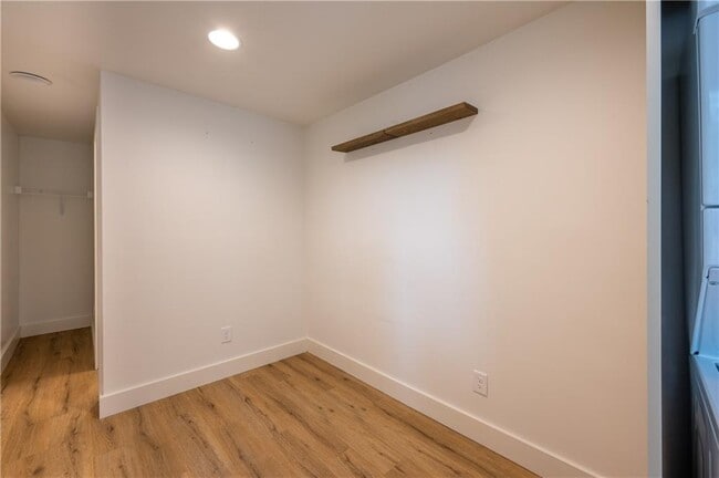 Building Photo - 1170 Greenwich St SW