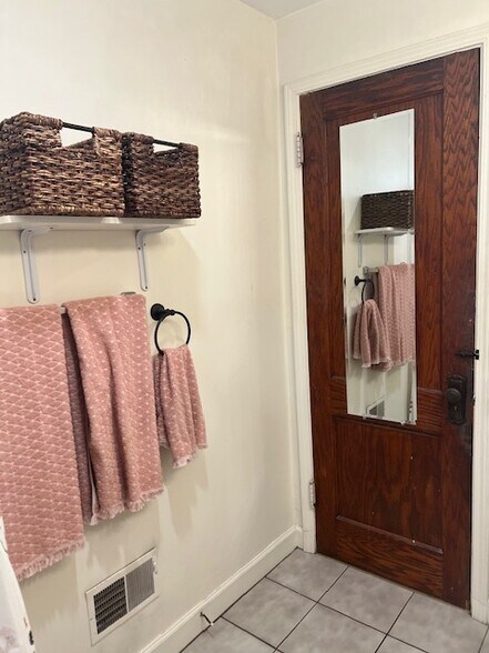 Building Photo - 2217 Rice W St