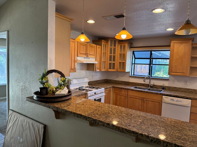 Building Photo - 3 bdrm 2 bath house on quiet cul -de-sac w...