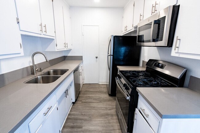 Interior Photo - 3537 Clarington Ave