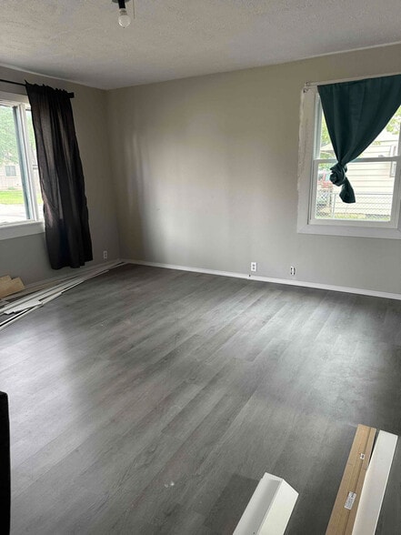 Building Photo - 877 Pontiac Ave