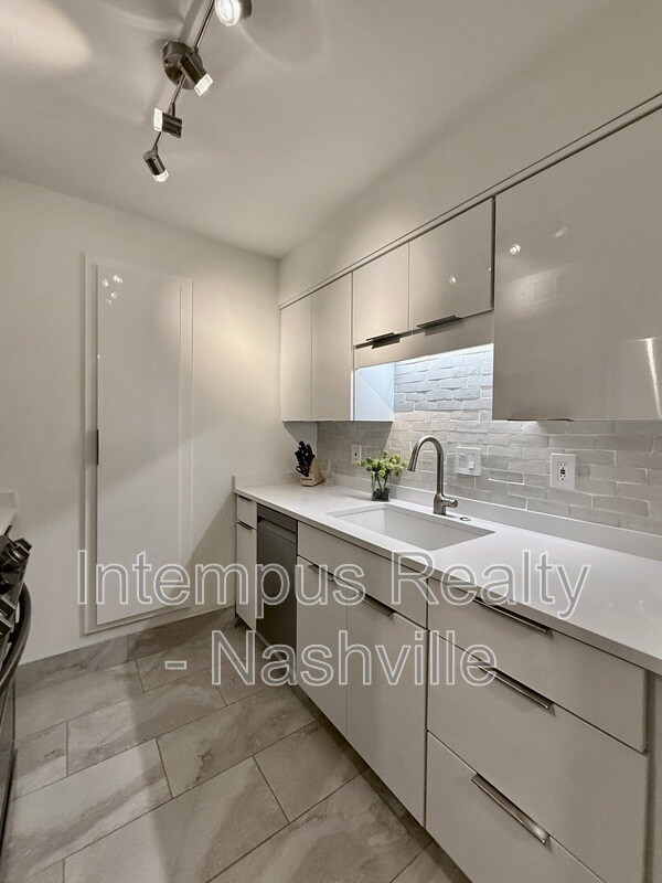Building Photo - 420 Walton Ln