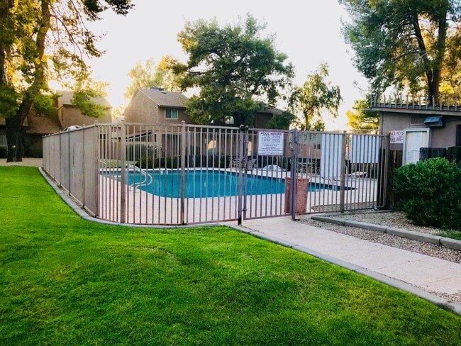 Building Photo - 264 E Betty Elyse Ln