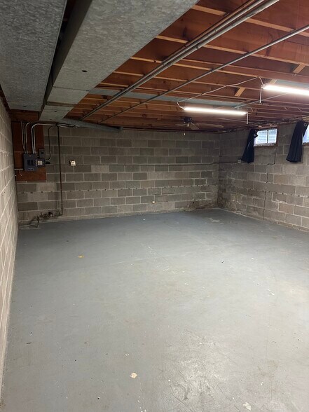 Basement: Storage/Additional living space - 6036 Urbandale Ave