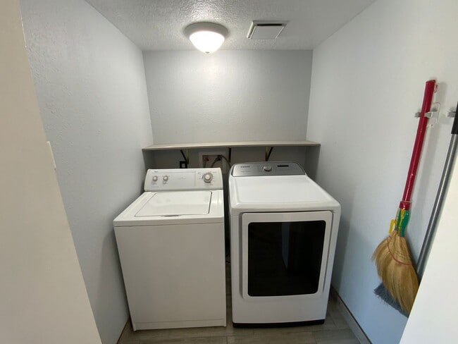 Building Photo - 3 Bedroom Single Story Home Available Near...