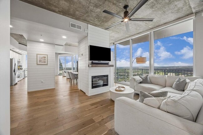 Building Photo - 360 Nueces St