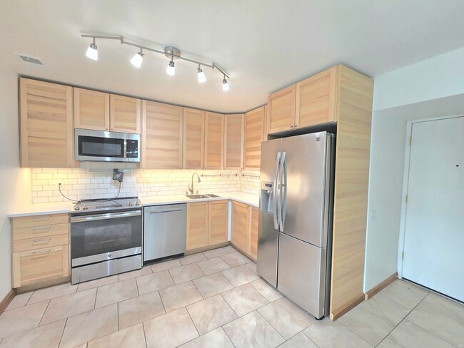 Building Photo - Beautifully Upgraded 2 bedroom, 2 bathroom...