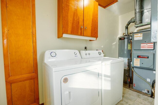 Building Photo - 212 Pine St