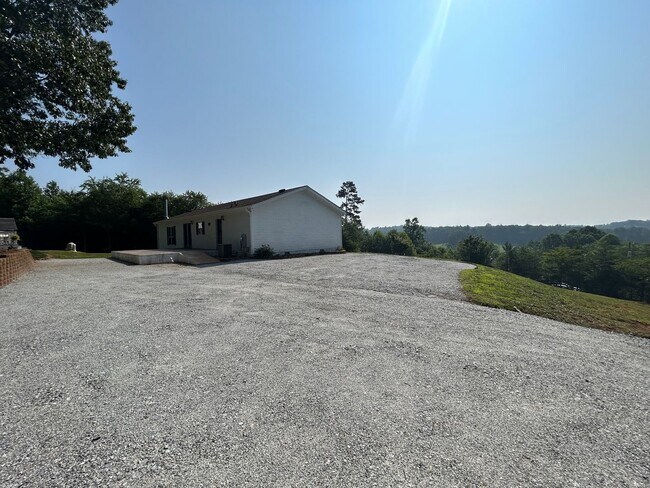 Building Photo - Leicester - Immaculate home on 3/4 acre