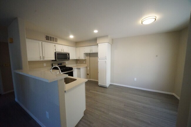 Building Photo - 5710 E Tropicana Ave
