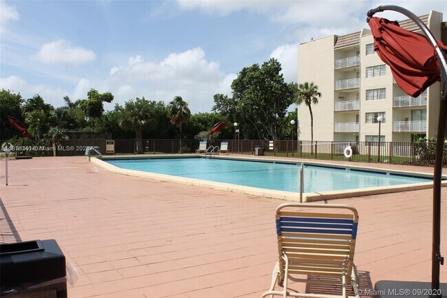Building Photo - 6950 Miami Gardens Dr