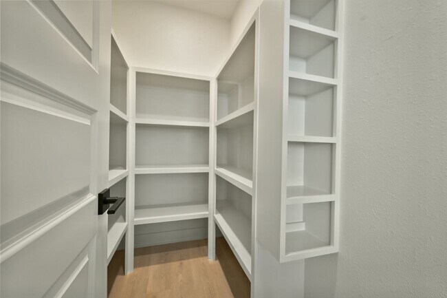 Building Photo - Stunning 2-bedroom, 2-bathroom, 2-car Single Family Home In Raymore MO