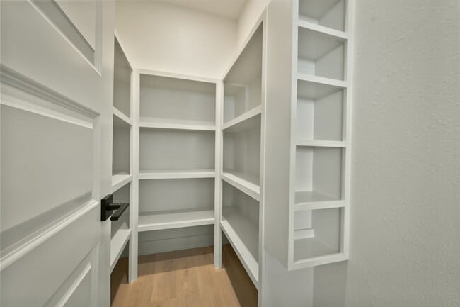 Building Photo - Stunning 2-bedroom, 2-bathroom, 2-car Townhome In Raymore MO