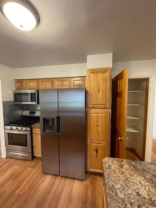 Building Photo - Beautiful 4 Bedroom Home in Ypsilanti! - F...